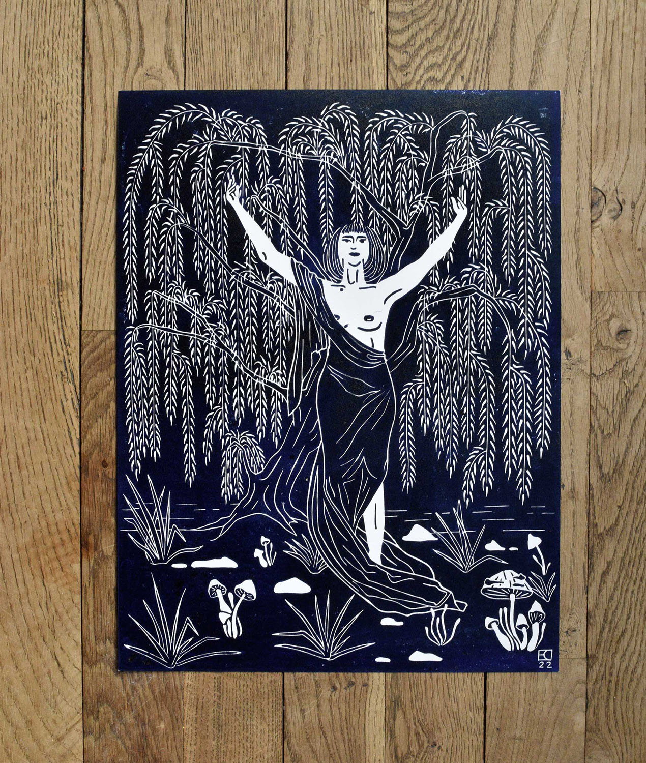 linogravure noire sur papier blanc - gaia II - femme ouvrant les bras devant un arbre saule pleureur